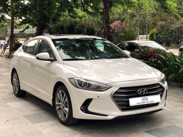 Bán xe Hyundai Elantra 2018, màu trắng0