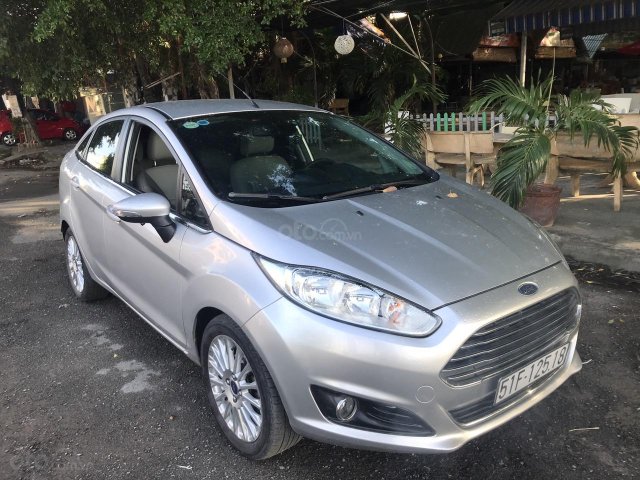 Cần bán xe Ford Fiesta Titanium năm 2014, màu bạc, giá tốt