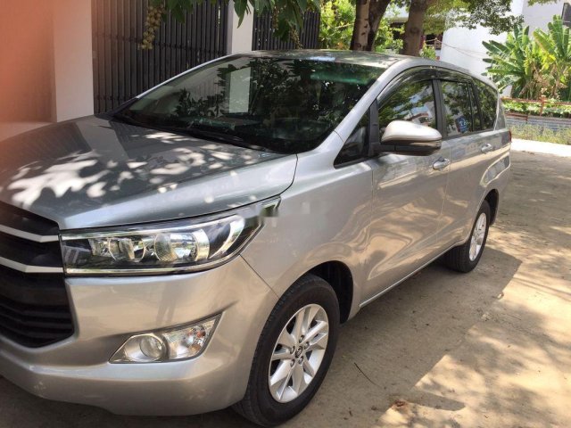 Cần bán Toyota Innova 2.0E đời 2018 xe gia đình, 610 triệu