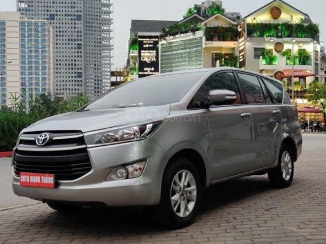 Bán Toyota Innova 2.0E đời 2017, màu bạc, chính chủ  