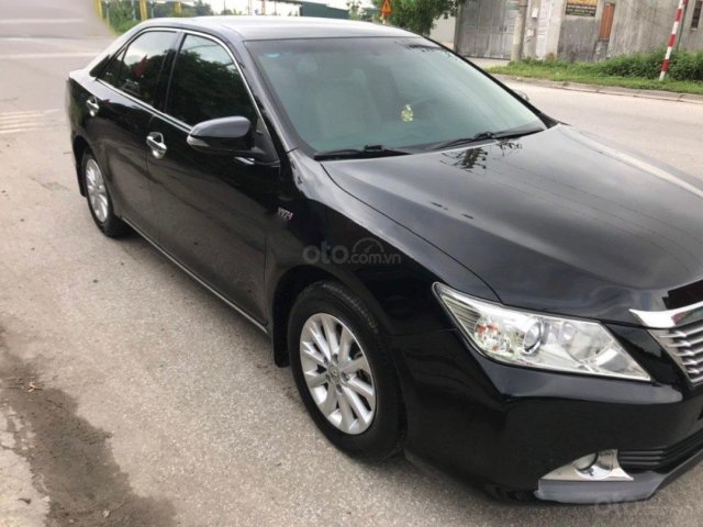 Cần bán Toyota Camry 2.0E năm 2013, màu đen số tự động0