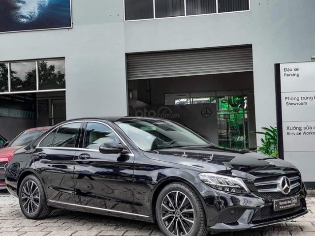 Cần bán Mercedes C200 năm sản xuất 2019, màu đen0