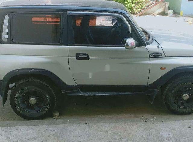 Cần bán xe Ssangyong Korando đời 2004, màu trắng, nhập khẩu