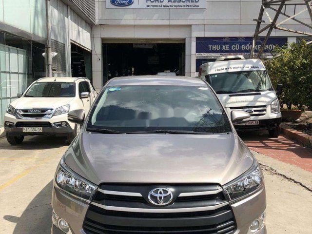 Cần bán lại xe Toyota Innova đời 2017, màu bạc, số sàn0