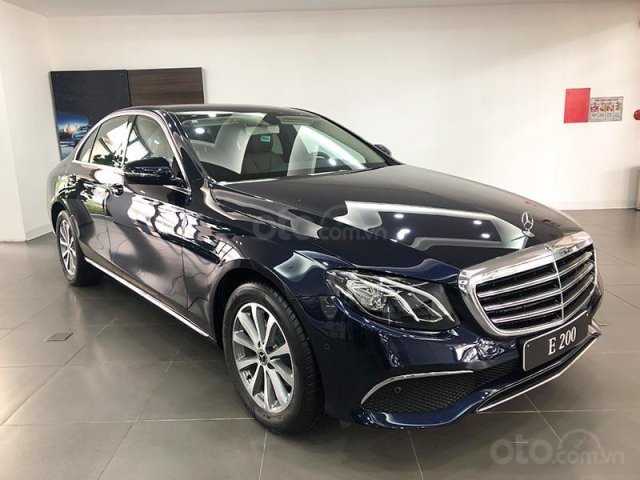 Cần bán Mercedes-Benz E200 mới - Chỉ đóng 2% phí bạ