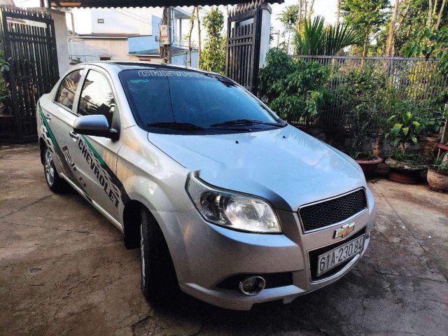 Cần bán xe cũ Chevrolet Aveo sản xuất năm 2015, màu bạc đẹp 