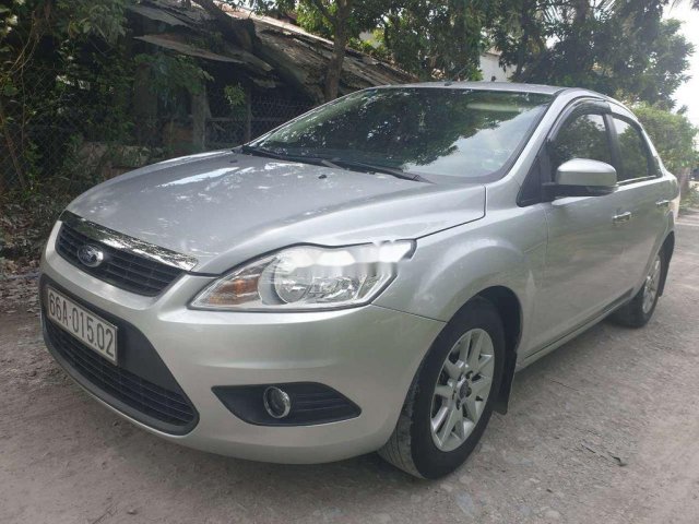 Cần bán Ford Focus 1.8MT 2009, màu bạc xe gia đình