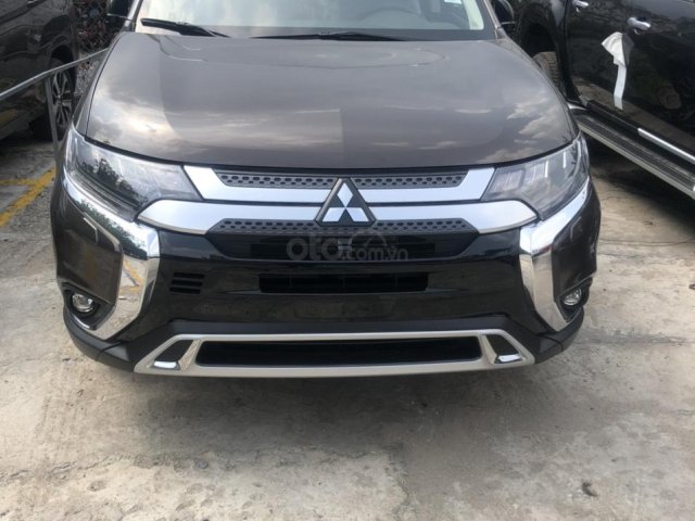 - Mitsubishi Outlander Premium 2020 giảm phí 50% phí trước bạ , chưa bao giờ mua xe giá tốt như lúc này0