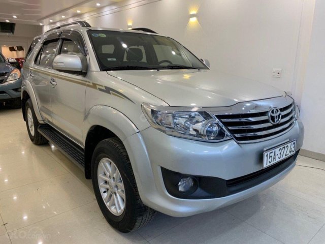 Cần bán xe Toyota Fortuner 2.7V 4x2 AT năm 2014, màu bạc giá cạnh tranh0