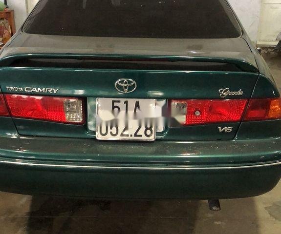 Bán Toyota Camry đời 2001, màu xanh lá