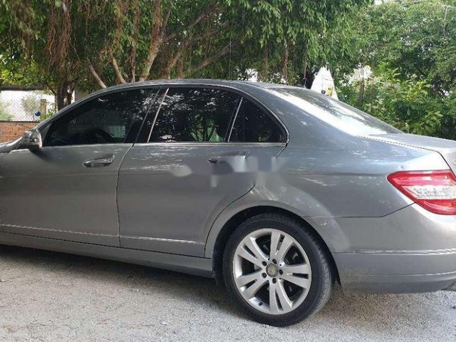 Cần bán lại xe Mercedes sản xuất 2010, màu xám xe gia đình0