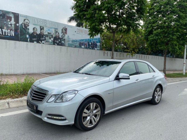 Cần bán Mercedes E250 đời 2012, màu bạc, 750 triệu