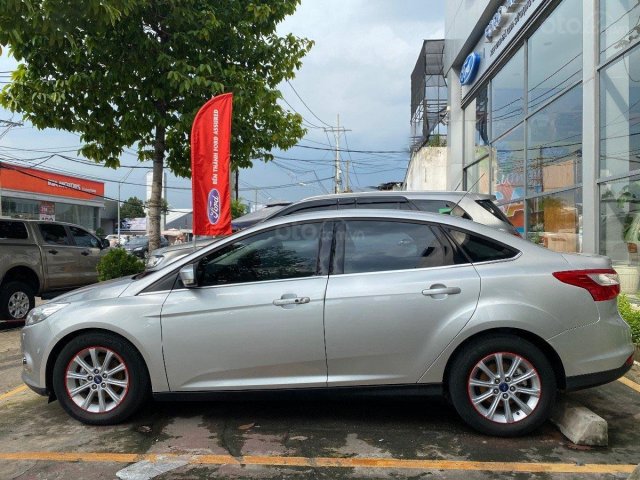 Bán xe Ford Focus Titanium 2013, màu bạc còn mới 