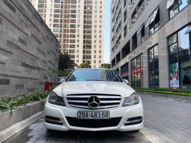 Xe chính chủ bán Mercedes Benz C200 model 2011, siêu lướt màu trắng, giá ưu đãi