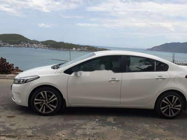 Bán Kia Cerato đời 2018, màu trắng còn mới giá cạnh tranh