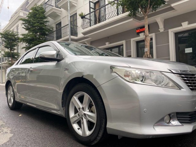 Cần bán xe Toyota Camry 2.5Q sản xuất năm 2013, màu bạc, giá 718tr