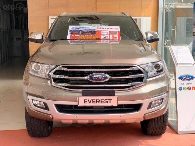 Ford Everest khuyến mãi ngập tràn, giá sập sàn