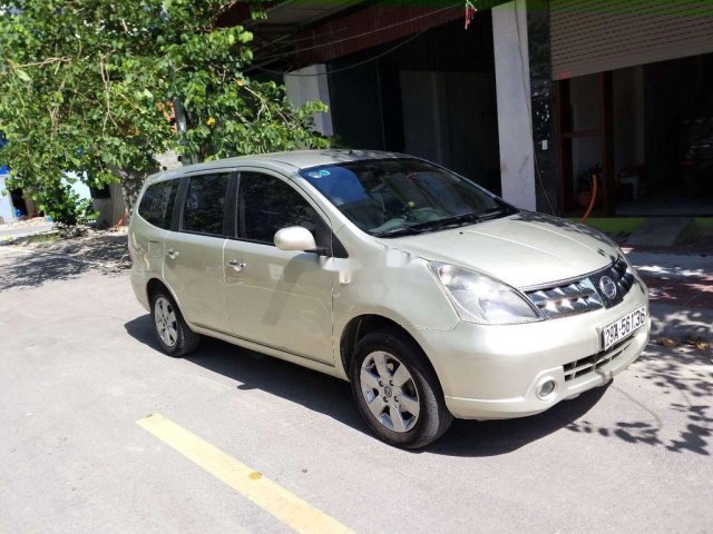 Bán ô tô Nissan Grand livina đời 2011, màu bạc0