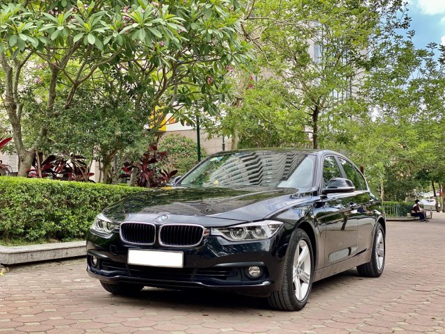 Cần bán gấp BMW 320i đời 2018, màu đen, nhập khẩu nguyên chiếc