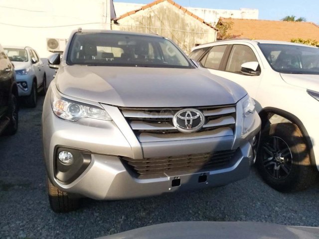 Cần bán Toyota Fortuner 2.4G 4x2 MT năm sản xuất 2020, màu bạc0