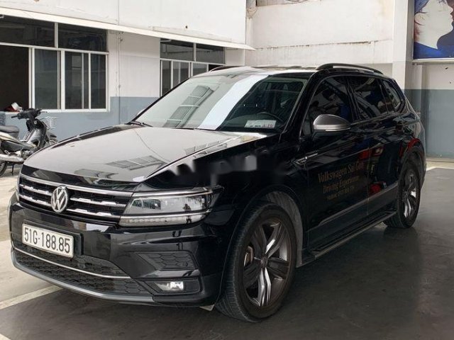 Cần bán lại xe Volkswagen Tiguan đời 2017, màu đen, nhập khẩu nguyên chiếc 