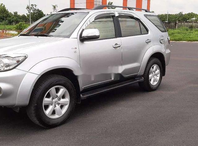 Lên đời bán Toyota Fortuner đời 2010, màu bạc số sàn, giá chỉ 535 triệu0