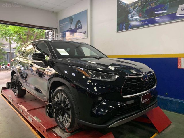 Cần bán Toyota Highlander Limited đời 2020, màu đen, giao xe nhanh