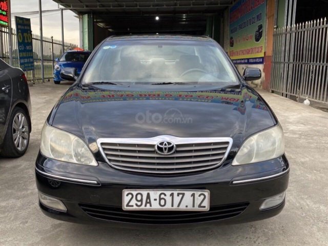 Cần bán lại với giá ưu đãi nhất chiếc Toyota Camry 2.4G MT, sản xuất 2002, màu đen0