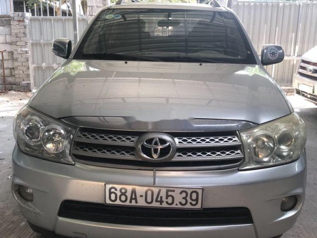 Bán Toyota Fortuner năm 2010, màu bạc, máy êm0