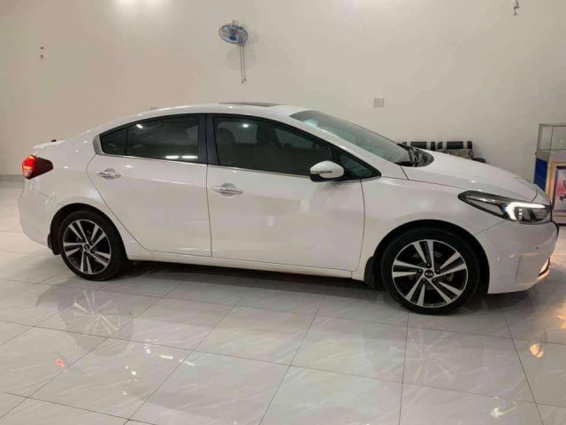 Bán xe Kia Cerato đời 2017, màu trắng chính chủ, giá tốt