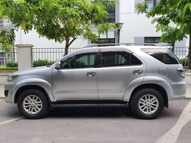 Chính chủ cần bán gấp chiếc Toyota Fortuner sản xuất năm 2013, màu bạc, xe còn mới