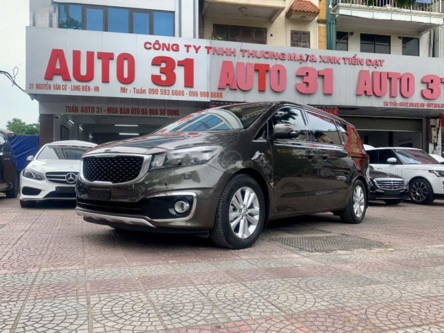 Bán xe Kia Sedona năm sản xuất 2015, màu nâu vàng0