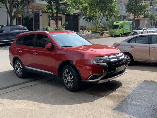 Cần bán lại xe Mitsubishi Outlander năm 2018, màu đỏ  