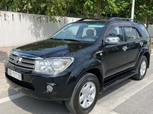 Bán xe Toyota Fortuner 2.7V 4x4 AT đời 2011, màu đen còn mới