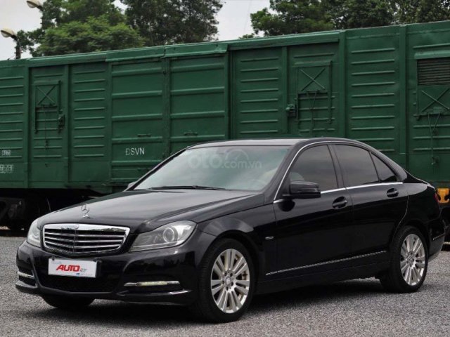 Bán xe Mercedes C250 đời 2012, màu đen còn mới giá cạnh tranh0