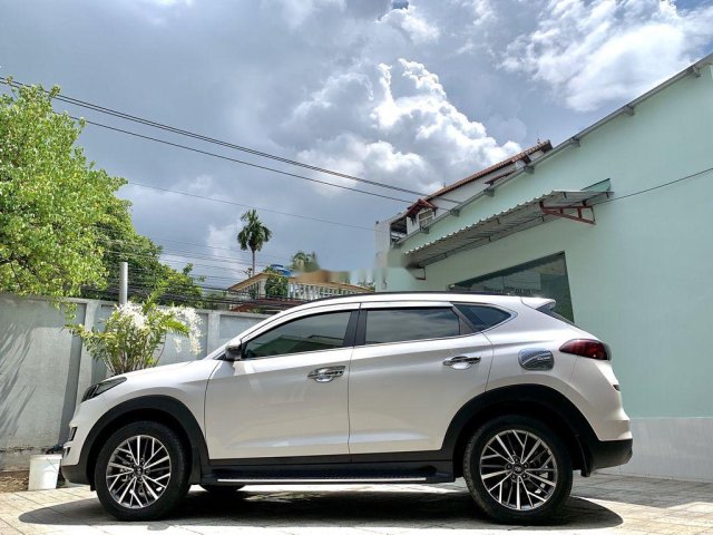 Cần bán xe Hyundai Tucson sản xuất 2019, màu trắng còn mới