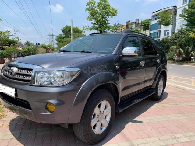 Cần bán xe với giá rẻ chiếc Toyota Fortuner máy dầu, đời 2011, màu xám