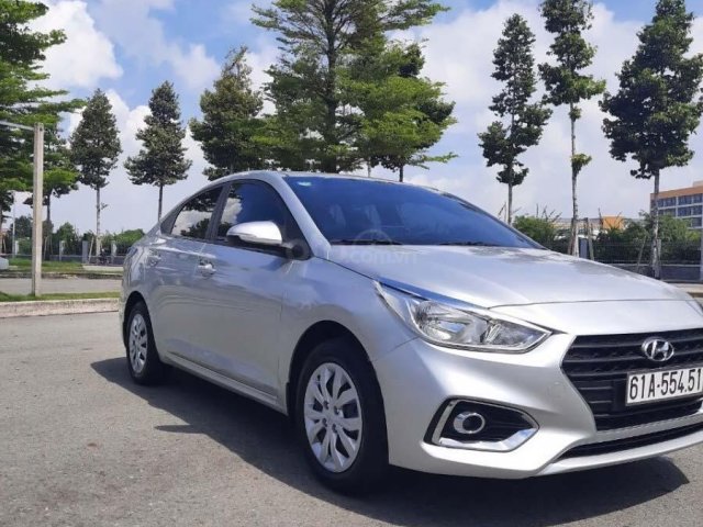 Bán Hyundai Accent 1.4 MT Base đời 2018, màu bạc, máy móc êm ru