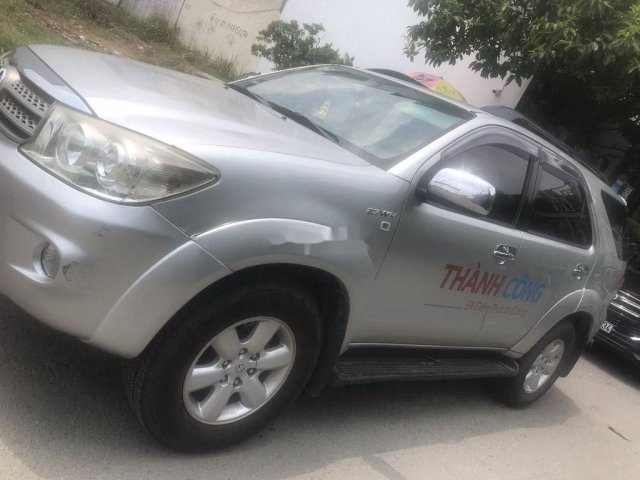 Cần bán lại xe Toyota Fortuner sản xuất năm 2010, màu bạc chính chủ0