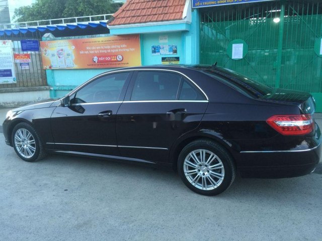 Cần bán Mercedes E300 năm sản xuất 2009, màu đen, giá tốt