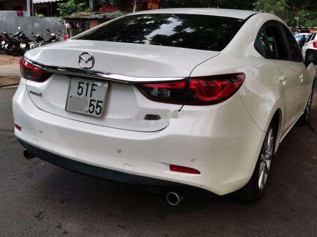 Cần bán Mazda 6 2.0 sản xuất 2015, màu trắng còn mới0