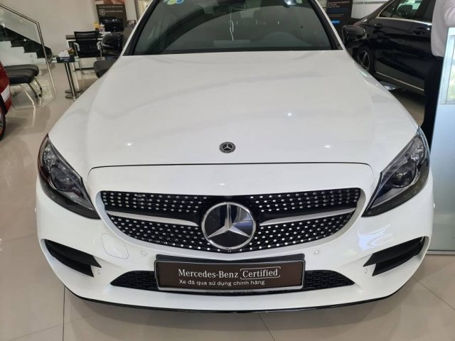 Bán Mercedes C300 AMG sản xuất 2019, màu trắng, siêu lướt
0