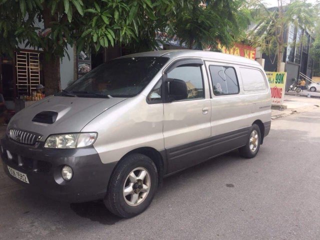 Bán xe Hyundai Starex năm sản xuất 2002, màu bạc, 6 chỗ ngồi, tải 800kg