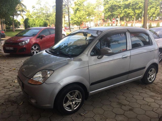 Cần bán Chevrolet Spark đời 2013, màu bạc