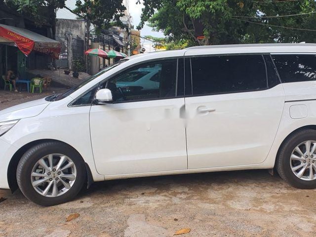 Cần bán lại xe Kia Sedona sản xuất năm 2018, màu trắng0