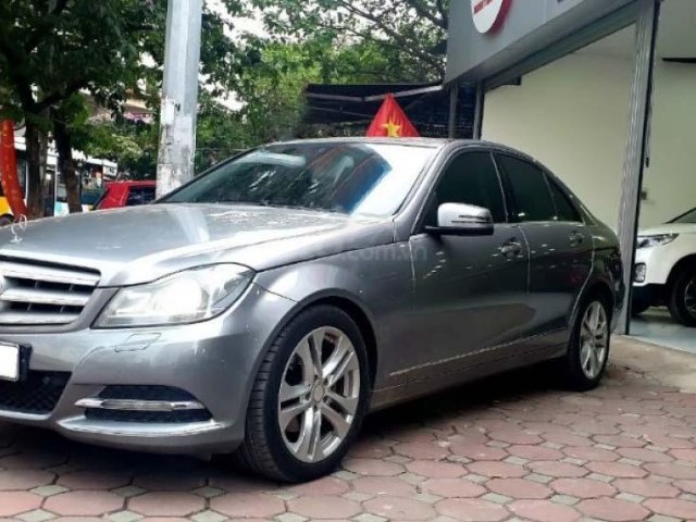 Cần bán xe Mercedes C200 đời 2011, màu bạc còn mới