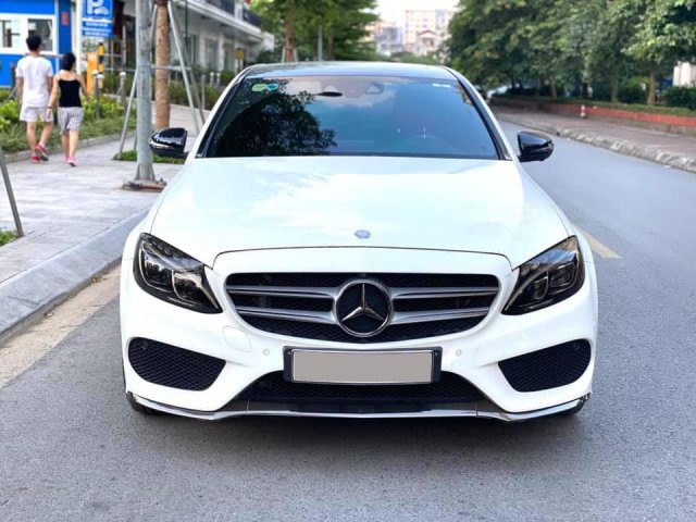 Xe chính chủ bán Mercedes C300 AMG 2017 - cực mới hộp số 9 cấp, trắng nội thất đỏ0