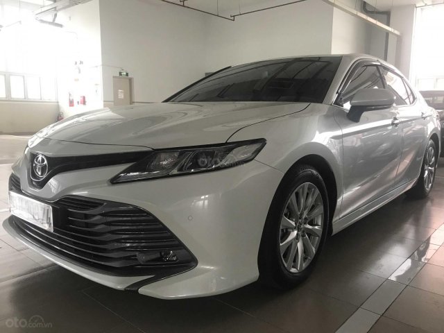 Chính chủ cần bán nhanh chiếc Toyota Camry đời 2020, màu trắng, nhập khẩu nguyên chiếc0