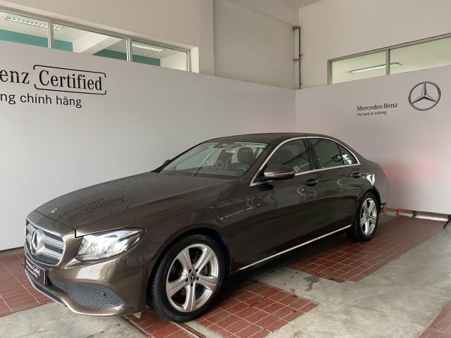 Cần bán lại xe Mercedes-Benz E250 đời 2018, màu nâu chính chủ, xe còn mới hoàn toàn0