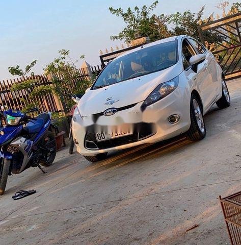 Gia đình bán Ford Fiesta năm sản xuất 2011, màu trắng0